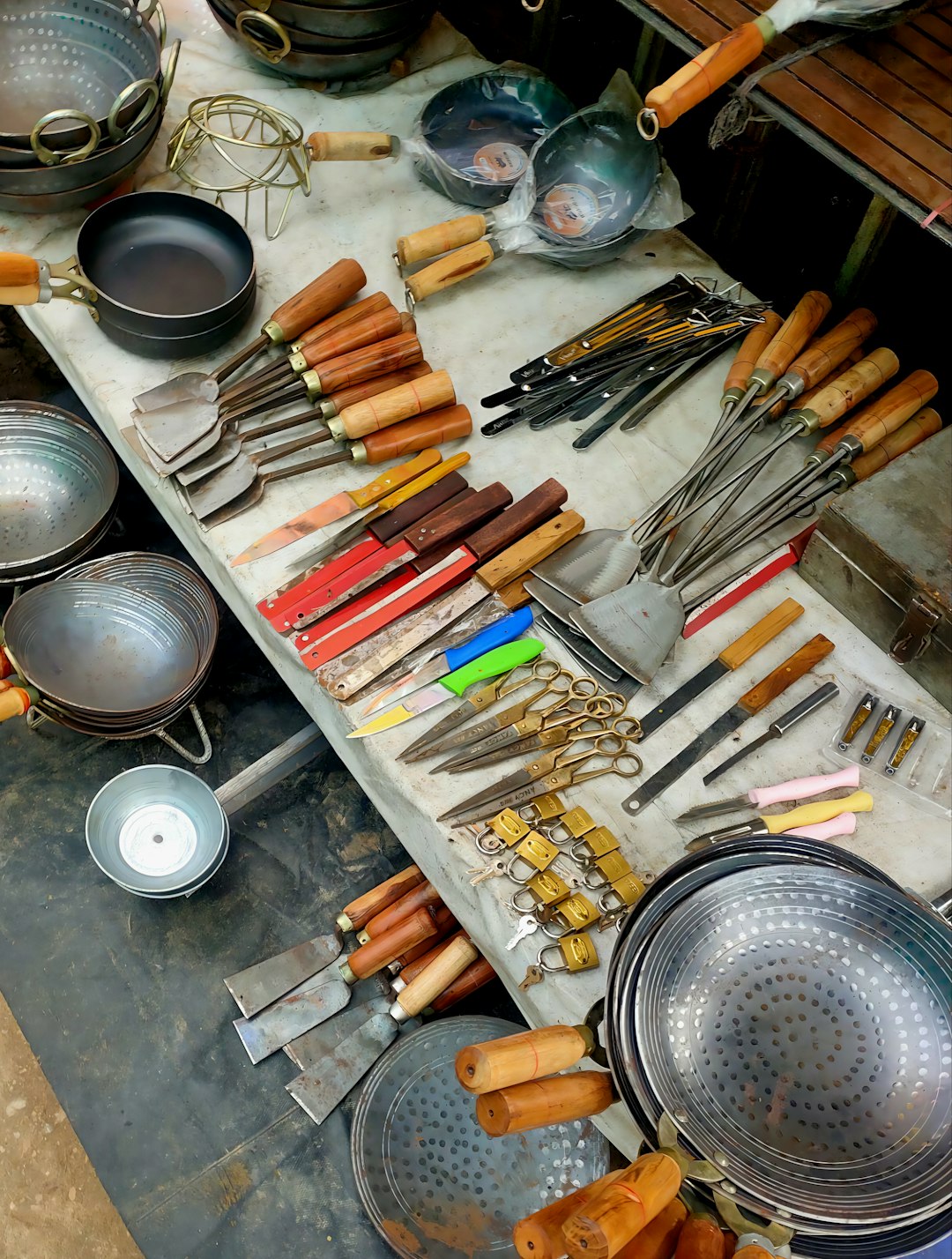 Workshop tools including spatulas and scrapers used for removing prints from build plates